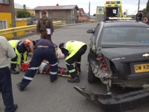 Fuerte colisión deja tres personas lesionadas
