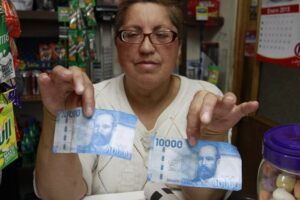 Atento comerciantes: pareja joven anda comprando con billetes falsos de 10 mil pesos