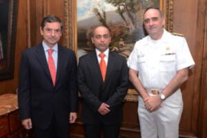 Sargento de la Armada que salvó a mujer de las aguas del estrecho fue homenajeado