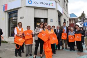 Alcalde Boccazzi y Caja de Compensación los Héroes repartieron 800 bolsas reutilizables