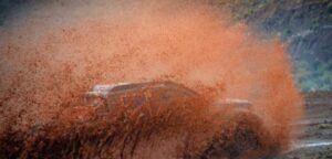 Piloto argentino resultó ileso tras sufrir espectacular volcamiento en el Dakar