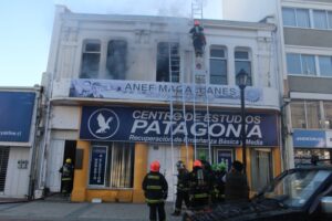Incendio afectó esta tarde al edificio donde funciona la Anef en Punta Arenas