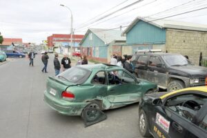 Chocó sin licencia y a exceso de velocidad