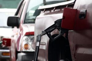 Bencinas bajarán hasta $20 por litro este jueves