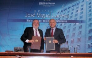 Canciller firma con embajador de Argentina protocolo para construcción de túnel internacional