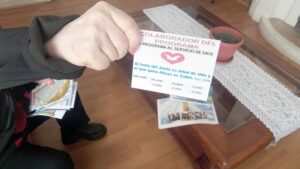 Mujer denuncia a pastores por solicitar dinero