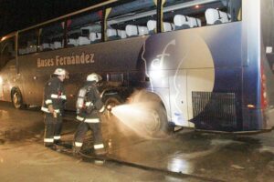 Principio de fuego en bus al interior del aeropuerto