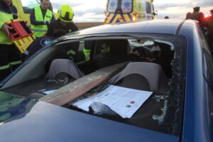 Auto en plena ruta fue atravesado por palo  desprendido de un camión