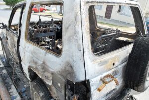 Queman dos vehículos a escasos metros