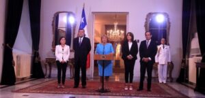 Presidenta Bachelet hace disimulada crítica a Piñera y omite mea culpa en conmemoración del 27F