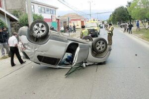 Dos lesionados en accidente que terminó con volcamiento