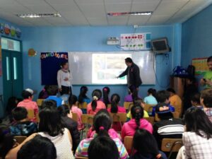 Niños aprenden técnicas de reciclaje