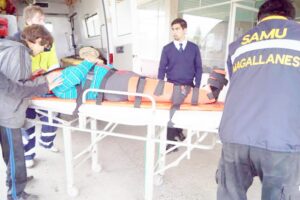 Trabajador sufre lesión grave tras caída de torre de iluminación