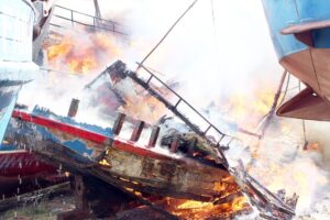 Incendio destruyó dos embarcaciones  pesqueras en caleta de Barranco Amarillo