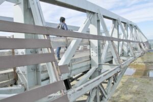 Puente peatonal de Costanera en mal estado a menos de cinco años de su inauguración