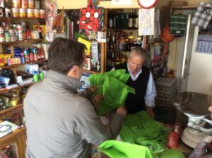 Municipalidad valora esfuerzo del comercio y la comunidad por disminuir uso de bolsas plásticas