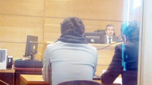 Hombre fue formalizado por causar daños a vehículos estacionados