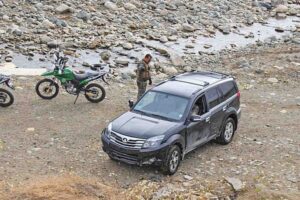 Encuentran auto en el lecho del Río de Las Minas
