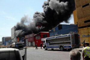 Incendio afecta a varios galpones de la Zona Franca de Iquique