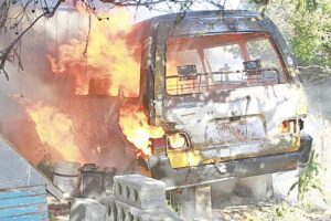 Incendio destruyó bus escolar al interior de patio de vivienda