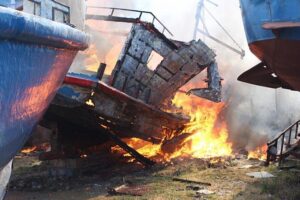 Incendio destruyó dos lanchas en caleta de pescadores