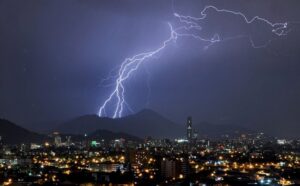 La tormenta eléctrica de anoche en la zona central volvería a activarse este sábado
