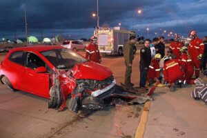 Mujer chocó contra poste de alumbrado público
