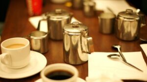 Mujer pasó la noche encerrada en cafetería de Las Condes