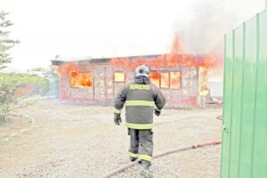 Incendio destruyó vivienda en el sector de Calafate en Punta Arenas