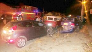 Conductor ebrio fue detenido tras impactar a cuatro vehículos estacionados