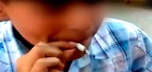 Se entregó uno de los sujetos que hizo fumar marihuana a niños en la calle