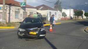 No respetó disco PARE y chocó a un taxi colectivo