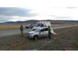 Accidente en ruta nueve deja dos personas lesionadas al volcar el vehículo en que viajaban