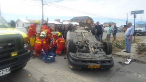 Fuerte colisión provocó conductor ebrio que dejó cuatro lesionados y un vehículo volcado