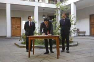 Ministro Peñailillo firmó circular que sanciona a extranjeros que dañen el patrimonio