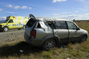 Vehículo que trasladaba a familia desde Las Pingüineras a Punta Arenas volcó al regreso