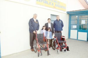 Dos sillas de ruedas fueron donadas a la Escuela Argentina