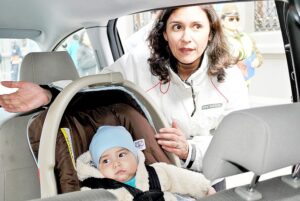 Difunden uso de silla para menores en automóviles