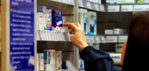 El método de los laboratorios para subir precios de fármacos y generar desabastecimiento