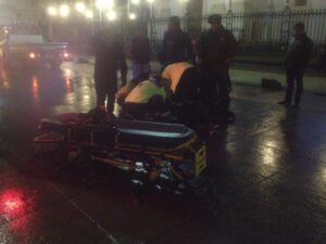 En estado grave se encuentra joven atropellado en la plaza de Armas