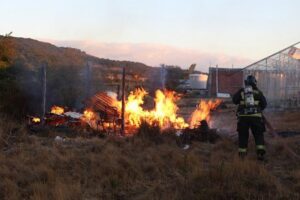 Un incendio destruyó completamente un quincho en el sector sur de Punta Arenas