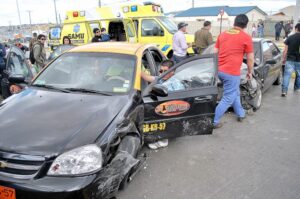 Cuatro lesionados deja choque en concurrida avenida