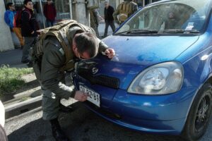 Detienen a chofer que mantenía adulterada la patente de su auto