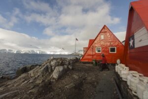 Reabren base “Yelcho” en la Antártica