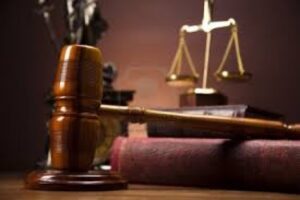 Condenado a cinco años sin licencia por chocar ebrio lujoso auto