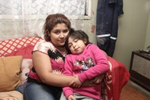 Padres de niña de seis  años temen que su hija  no vuelva a caminar