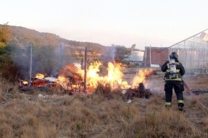 Presumen intencionalidad en incendio que destruyó galpón  en parcela de Agua Fresca