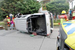 Cuatro heridos dejó choque con posterior volcamiento