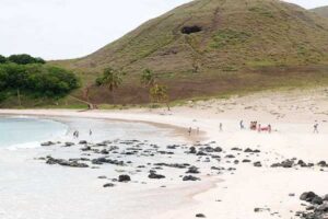 Isleños mantienen bloqueados los accesos a sitios arqueológicos y turísticos en Rapa Nui