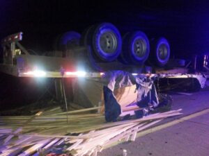 Camionero chocó con un caballo en la carretera y terminó volcado